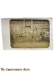 (Photo) Postkarte 1914 Soldaten vor einem einfaches Haus