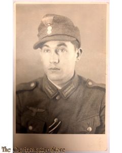 Studio portret WH soldier with M43 cap 
