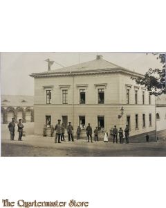(Feld) Postkarte WK 1 Soldaten und frauen vor ein Grosses Haus