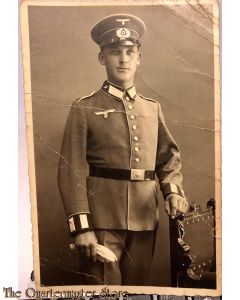 Studio portret soldier walking out dress