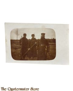 Photo 3 German soldiers posing with shovels and in greatcoats
