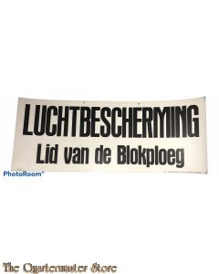 Kartonnen wegwijsbord Luchtbeschermingsdienst Lid van de Blokploeg (Carton sign Airraid)