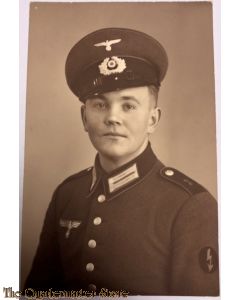 Studio portret WH soldier with visorcap