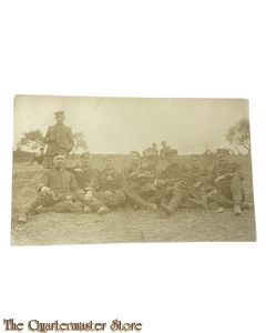 (Photo) Postkarte 1914 9 Soldaten sitzend und trinkend