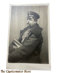 Feld postkarte 1914-18 Studio Photo Soldat sitzend mit Matel und Schirmmutze