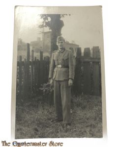 Photo (Mil. Postcard) photo 1940 Wehrmacht soldier im Garten