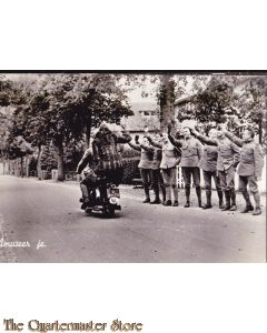 Prent briefkaart 1940 amuseer je