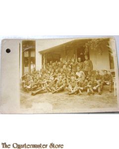 Foto groep ned militairen 1914-18 voor gebouw