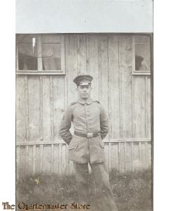Postkarte/photo Deutscher Soldat fur Baracke