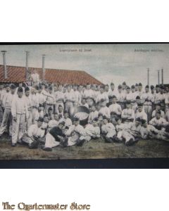 Prent briefkaart 1909 Legerplaats bij Zeist, Aardappels schillen