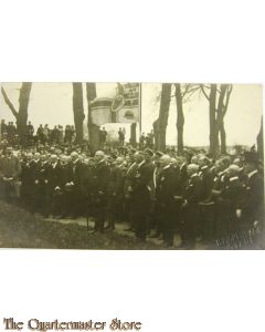 Photo 1918-19 Zivilsten und Soldaten mit Flagge