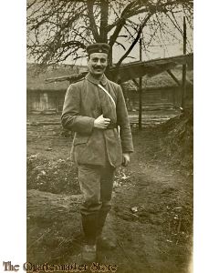Postkarte/Studio photo 1917 Deutscher Soldat mit Mutze und Gasmaske?