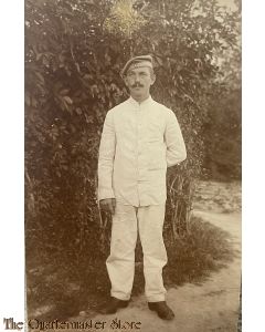 Postkarte/Studio photo 1914-18 Deutscher Soldat in weisser Arbeitskleidung
