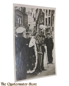 Ansicht - HKH juliana en ZKH Bernhard  verlaten de kerk na inhuldiging 6 sept 1948