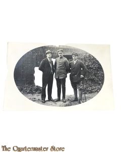 Postkarte/Studio photo 1914-18 Deutsche Militair mit 2 zivilisten 